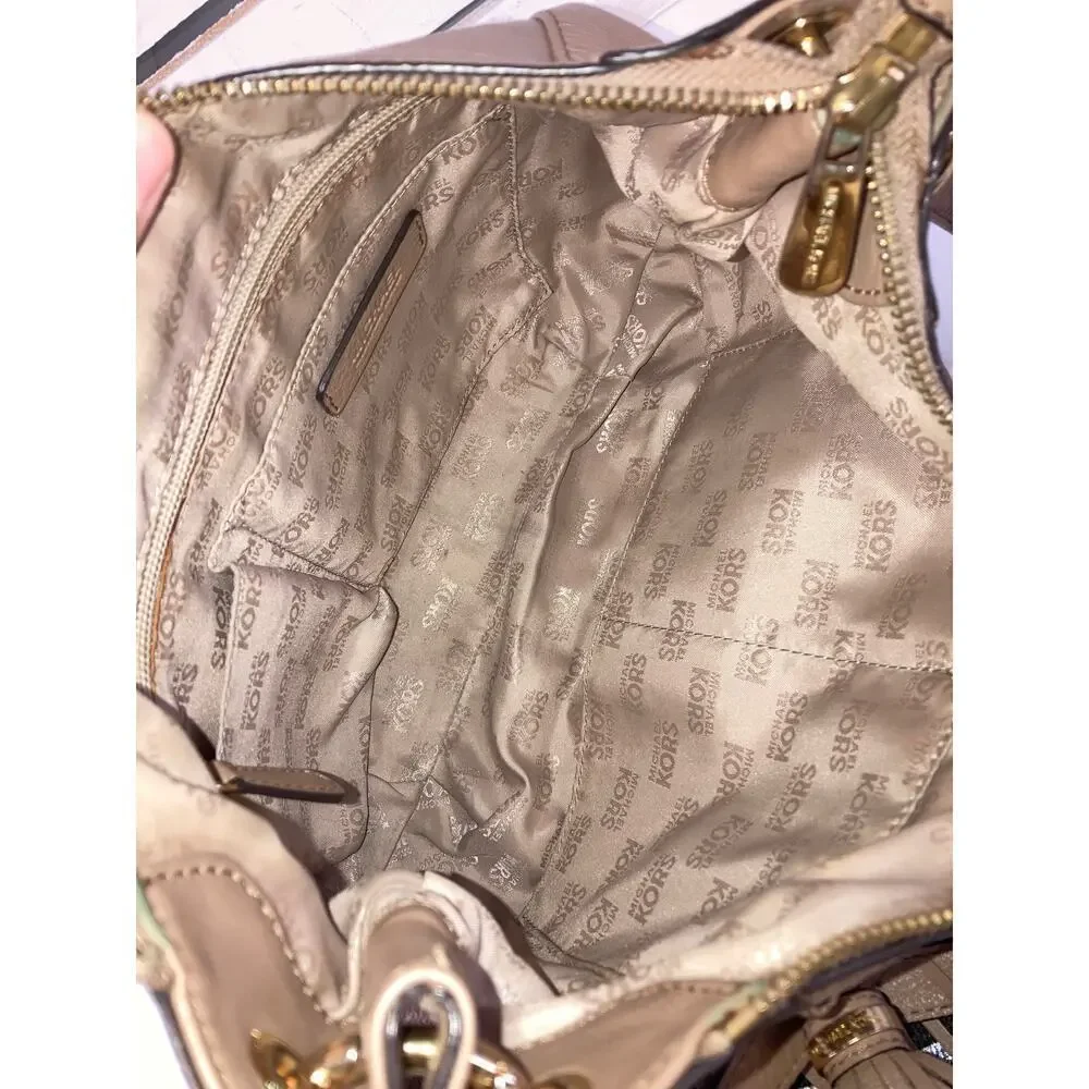 MICHAEL KORS, MEDIUM TAUPE PEBBLED LEATHER CROSSBODY BAG